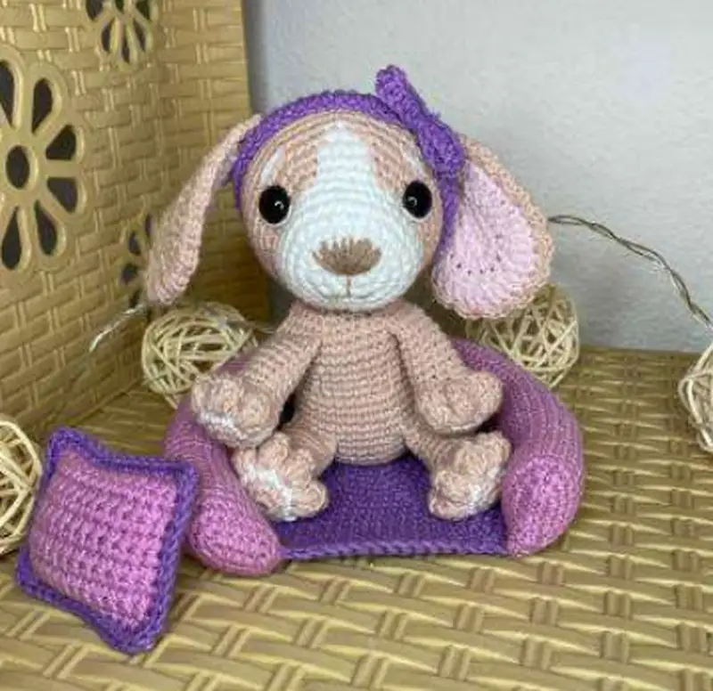 Quality crochet pattern: Spaniel in a Dog Bed Amigurumi Pattern - Intermediate level guide with complete instructions
