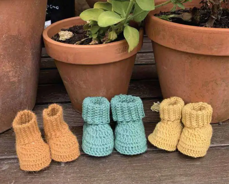 Complimentary Intermediate crochet pattern: Classic Baby Boots Crochet Pattern - Simple to follow guide