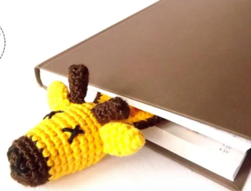 Complimentary Intermediate crochet pattern: Giraffe Bookmark Amigurumi Pattern - Simple to follow guide